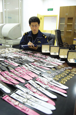 南京海关查获冒牌手表首饰