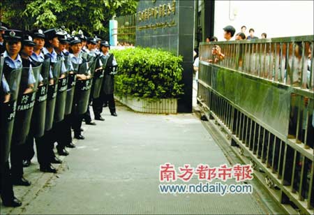 深圳讨薪工人封堵107国道造成大塞车(图)