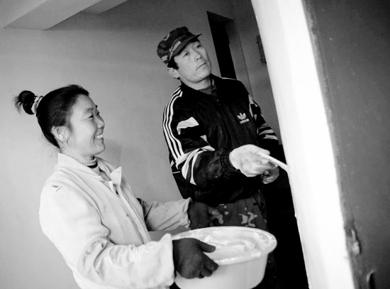 居民夸夫妻天天扫楼道_新闻中心_新浪网