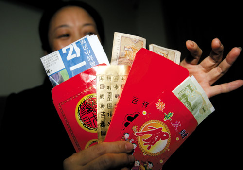 结婚收到大红包打开一看是报纸