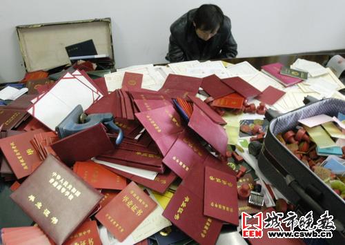 民警开始了调查,发现这两名制作假证者是一对来自湖南的夫妻