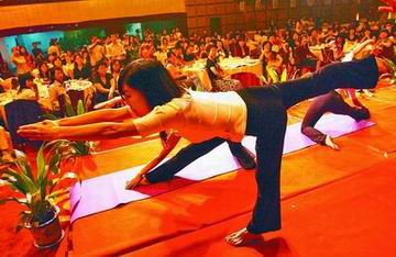 瑜伽教练,学两招也敢出师收徒 瑜伽练习者受伤