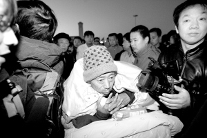 高位截瘫老人实现看升旗愿望
