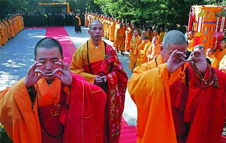 洛阳白马寺举行法事庆祝方丈升座三周年(图)