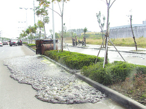 三轮侧翻盐酸泄漏 烫坏马路灼伤司机