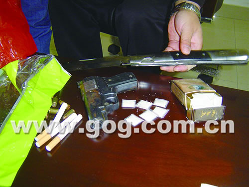 他们带着刀枪K粉K歌 警察接报出击,抓获8人