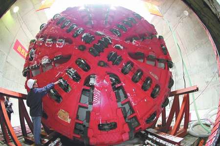 地铁打洞 盾构机昨日装上成都牙齿