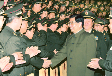 把学习贯彻党的十七大精神作为首要政治任务抓