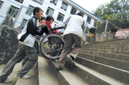 20名学生连续6年抬两残疾同学上学