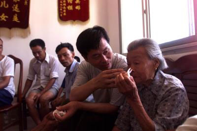 王贵武:为十位烈士母亲尽孝的企业家