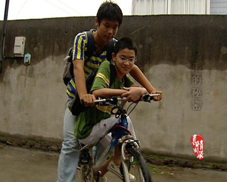 陈吉:四年接送重症肌无力同学