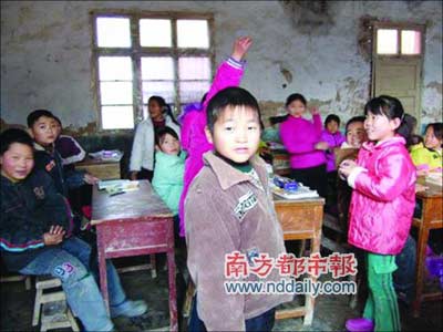 日本人援建安徽阜阳小学质疑当地豪华办公楼