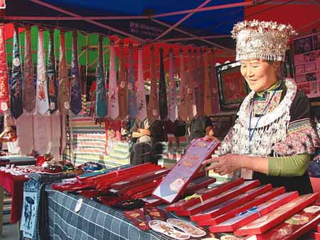 贵州旅游产业发展大会商品展销会开幕