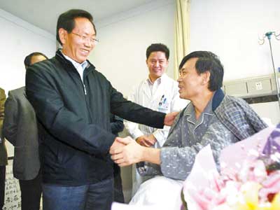 何事忠6次握手 祝顾顺华康复出院