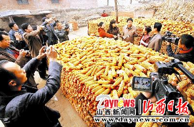 和谐之歌:忻州百名记者深入农村宣传党的十七