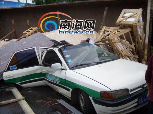 货车侧翻的士遭殃 大理石压扁车险出人命[图]