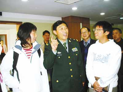 浙江省军区司令员同大学生对话应征入伍(图)