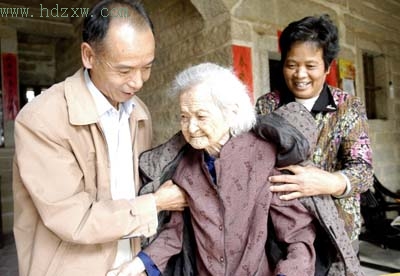 膝前尽孝女知青弃城再下乡