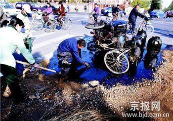 三轮车被剐倒废机油洒一地