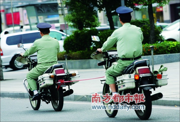 治安摩托街上拍拖
