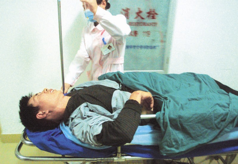 正文 人物:临时装修工叶某 事件:骑电动车被一辆公共小巴撞伤