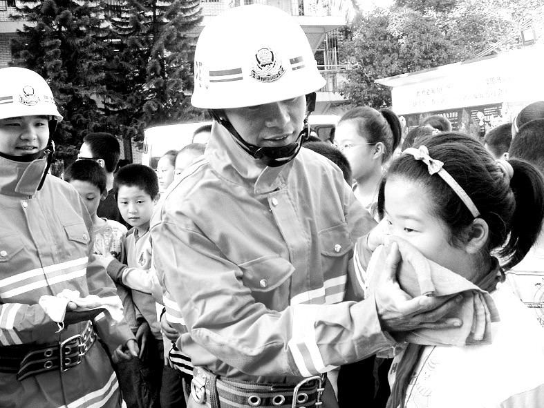 福建省110警车将配备消防防护服