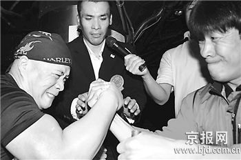 腕力大赛巾帼不让须眉