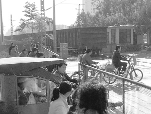 铁道口+火车鸣笛求救(图)