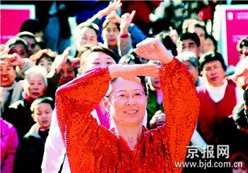 喊口号学手势做文明拉拉队