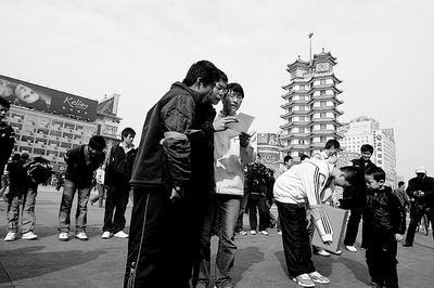 当街深鞠躬募捐救同学 70多名中学生以此方式