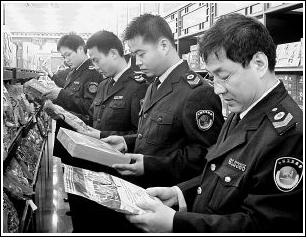 钟鼓楼地区疏散人口_西安的标志钟鼓楼广场钟鼓楼广场不仅是美丽的历史古迹(2)
