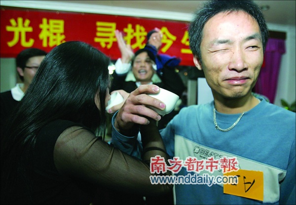 女多男少 光棍节晚会尴尬