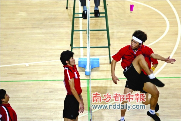 用脖子拔河 你见过吗