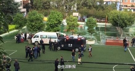 明通小学事发现场。网民“雨荷--XJ” 摄