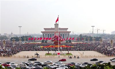 国庆第二日,天安门广场迎来了来自五湖四海的游客。 A06-A07版摄影/新京报记者 尹亚飞 浦峰 实习生 彭子洋