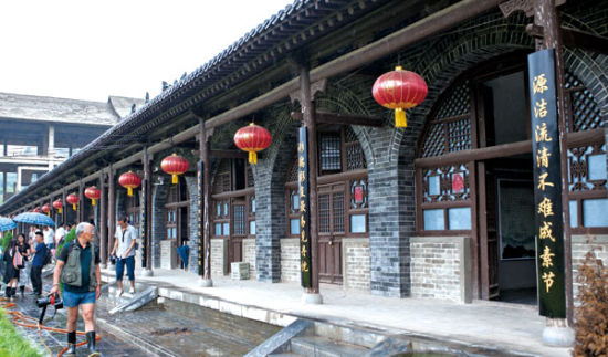 作为于成龙的故乡与安息地,隶属于吕梁的横泉村围绕“廉洁”二字的所有作为或不作为,其深意已超出了它所辖制的范围。