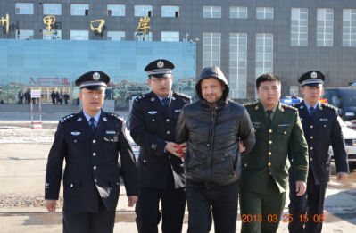 2013年,满洲里警方向俄罗斯警方移交一名国际通缉犯。 陈严 摄