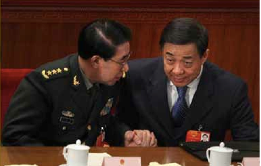 图:2012年3月,当时同为十七届中央政治局委员的薄熙来和徐才厚总是在主席台紧邻落座