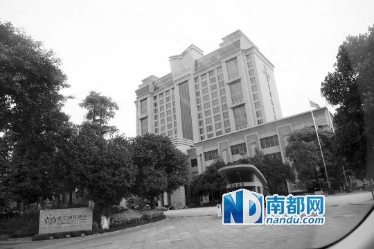 大岭山的帝京国际酒店门前保安已撤。