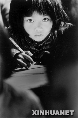 这张解海龙于1991年4月在安徽省金寨县桃岭乡三合中心学校拍摄的小学生苏明娟在认真听课的照片,成为“希望工程”形象标志。 新华社发(资料图片)