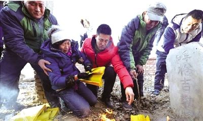 母亲为儿子上坟