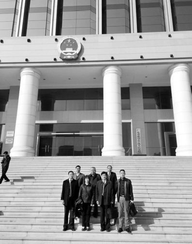 1月4日，律师集体退庭后在惠州中院门口合影。