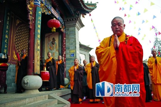 2009年9月16日,嵩山少林寺方丈释永信参加昆明“官渡少林寺”的揭牌仪式。CFP
