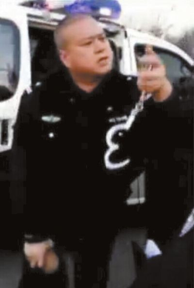 警察要铐人.