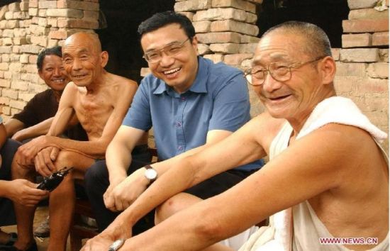 2003年8月,李克强任河南省委书记时与河南新乡农民聊天