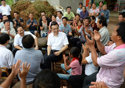 2013年7月9日,南宁坛良村村口大榕树下,李克强总理和村民们在一起。