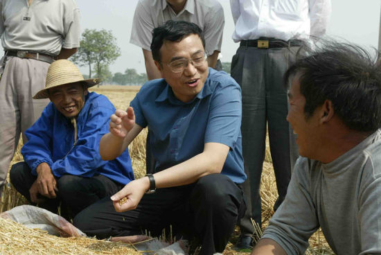 2003年6月,时任河南省委书记的李克强冒着酷暑深入鹤壁市调查研究。