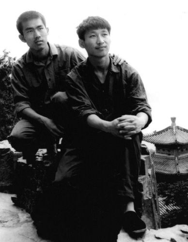 1977年,大学时代的习近平(右)。资料图片