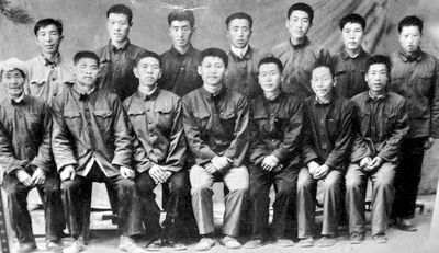 习近平(前排中间)到清华读书前,村民与他的合影,花了5.5元钱。习近平要付钱,大伙儿不让。资料图片