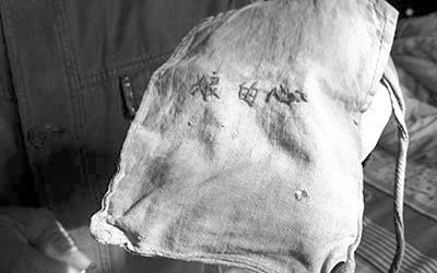 习近平母亲为他绣的针线包,被习近平转赠给村民张卫庞。资料图片